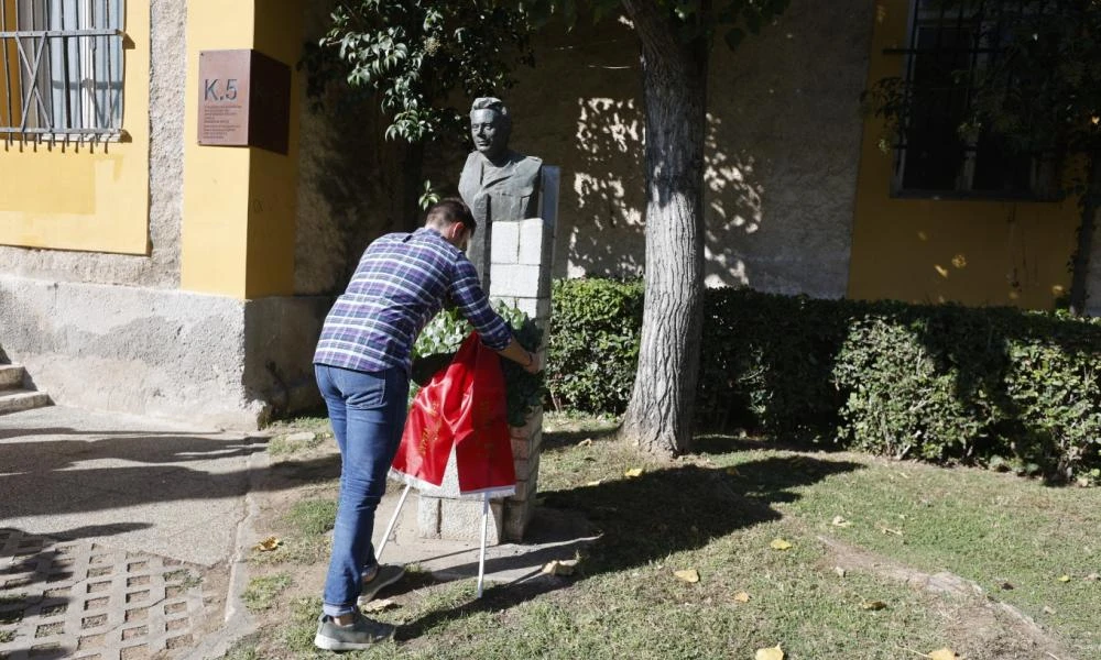 Κατέθεσε στεφάνι στο μνημείο ΕΑΤ-ΕΣΑ για το Πολυτεχνείο ο Κασσελάκης